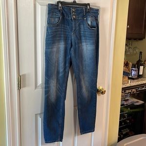 Simple 3 button hole jeans. Nice and stretchy. Worn once, no defects.